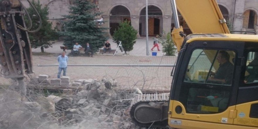 Tarihi alandaki betonarme tuvaletler yıkıldı
