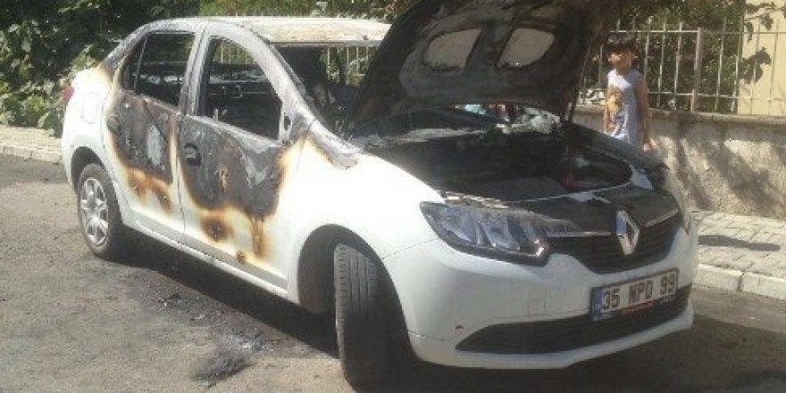 Park halindeki otomobil alev aldı