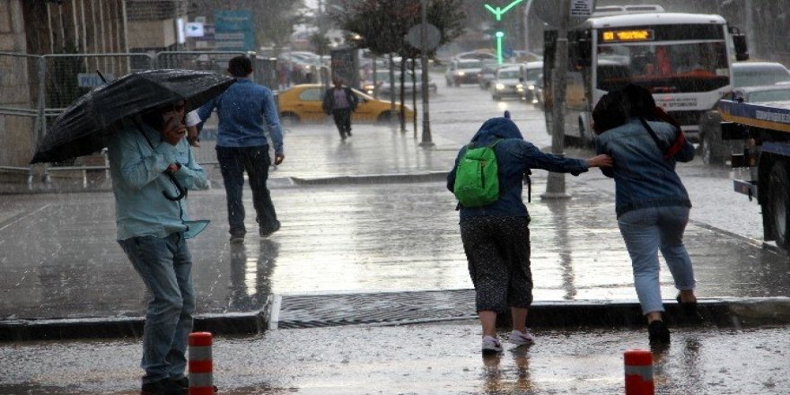 Erzurum’da sağanak yağmur su baskınlarına neden oldu