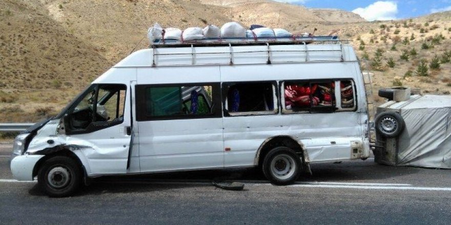 Mevsimlik işçileri taşıyan minibüs devrildi : 11 yaralı