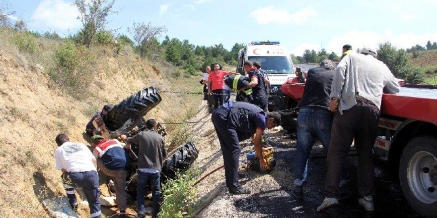 Traktörün altında kalan kadın güçlükle kurtarılabildi