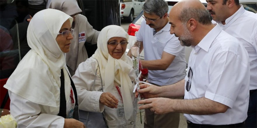 15 Temmuz şehitlerinin yakınları kutsal topraklarda
