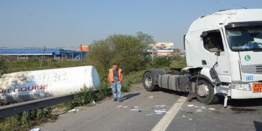 Kontrolden çıkan tır tarlaya devrildi: 1 Yaralı