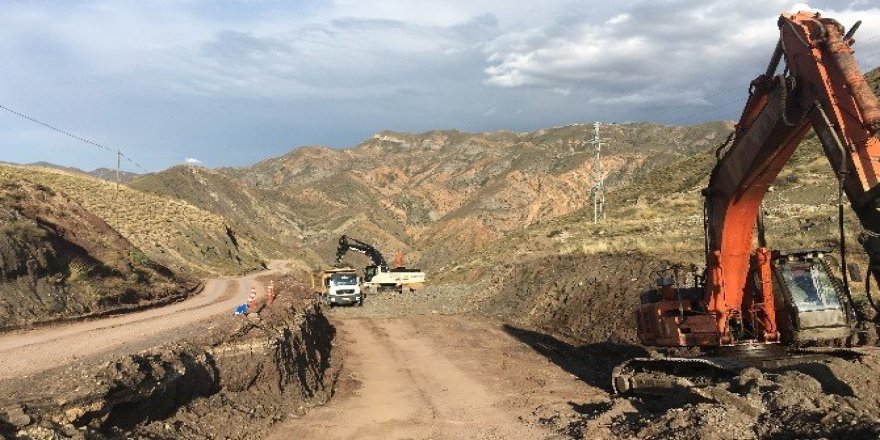 Büyükşehir kırsalda güvenli bir ulaşım için yol yapıyor