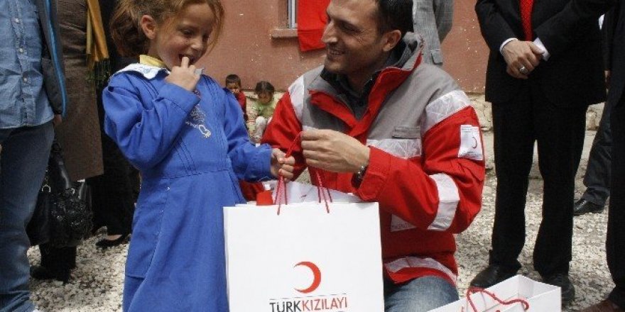 Çocukların çifte bayram sevinci Kızılay’dan