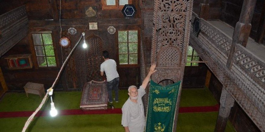 Tarihi cami ilgi bekliyor