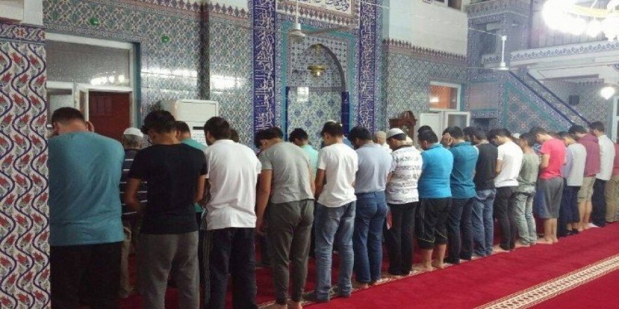 Gençler sabah namazında buluşmaya devam ediyor