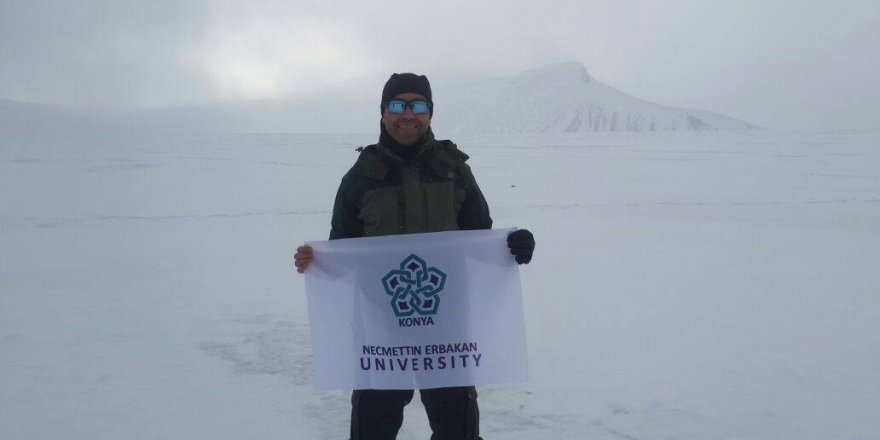 NEÜ Bayrağı Norveç buzullarında