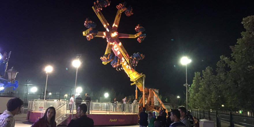 Lunaparkta eğlence aracında mahsur kaldılar