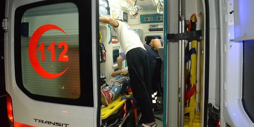 Tur otobüsü tıra çarptı: 1 ölü, 38 yaralı