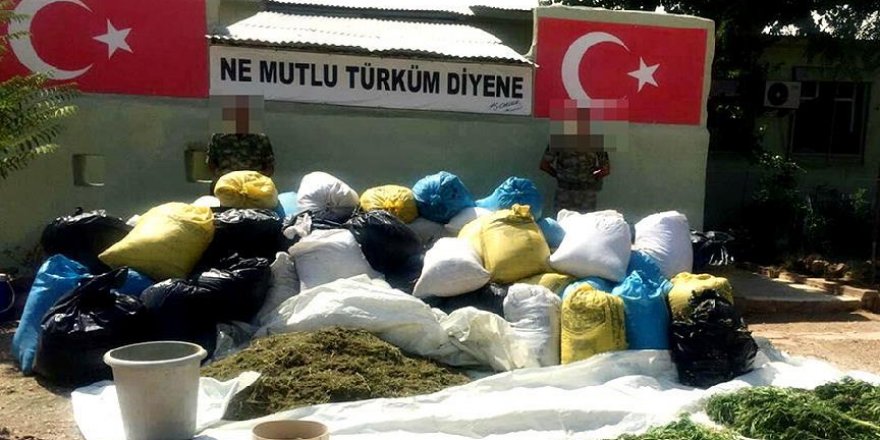 Diyarbakır'da bir evde PKK simgeleriyle uyuşturucu bulundu