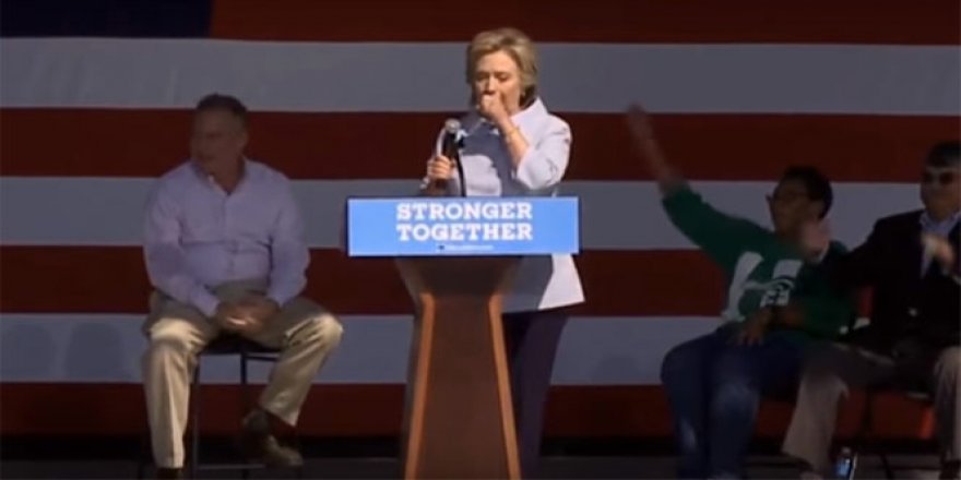 Clinton öksürük krizine tutuldu: Dakikalarca sürdü