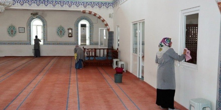 Başiskele’de camiler bayrama hazırlanıyor