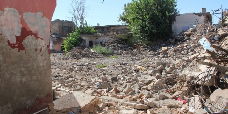 Sur’da bin 312 bina yıkıldı
