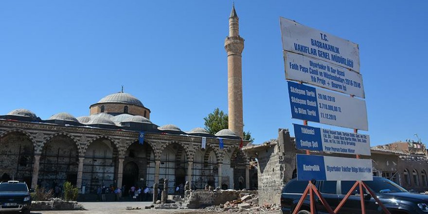 Teröristlerin ateşe verdiği tarihi camide restorasyon