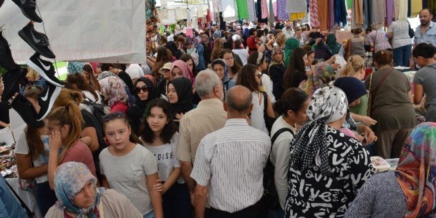 Pazarlarda bayram kalabalığı