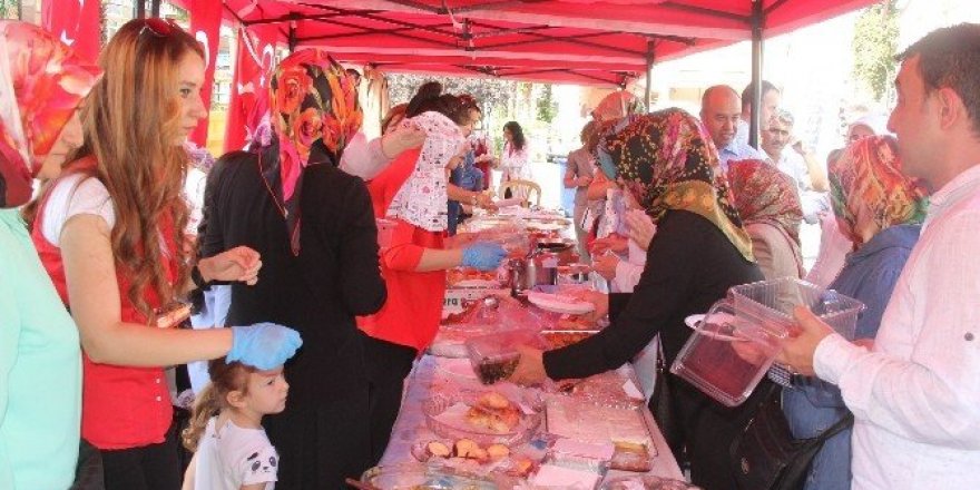 Rize’de 15 Temmuz şehitleri ve gazileri yararına kermes düzenlendi