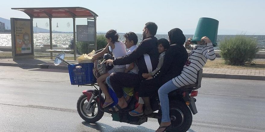 Motosiklette 6 kişilik tehlikeli yolculuk