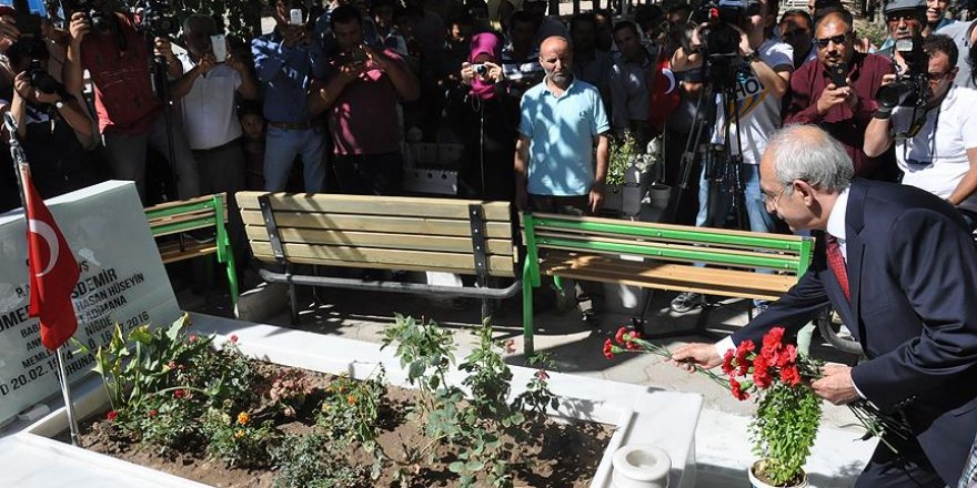 Kılıçdaroğlu Ömer Halisdemir'in kabrini ziyaret etti