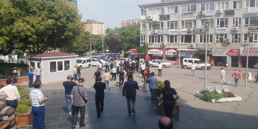 Adliye karıştı, polis grubu dağıtmak için havaya ateş etti