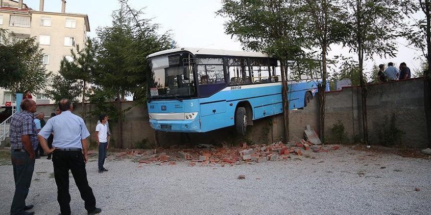 Kaza yapan halk otobüsü apartmanın bahçesine girdi