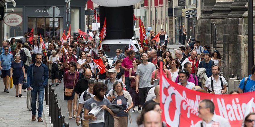 Fransa'da öğretmenler greve gitti