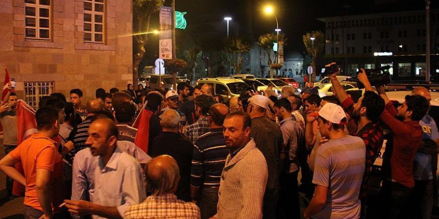 Konya’da elektrik kesildi, vatandaşlar Valiliğe koştu