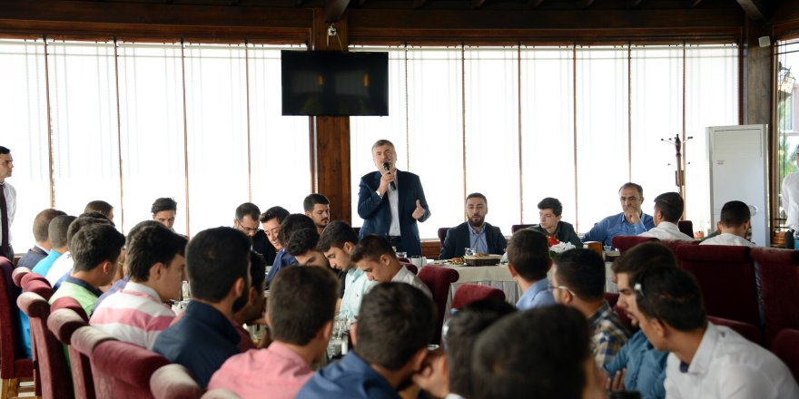 Akyürek: “Ülkeyi daha ileriye taşıma sorumluluğu gençlerdedir”