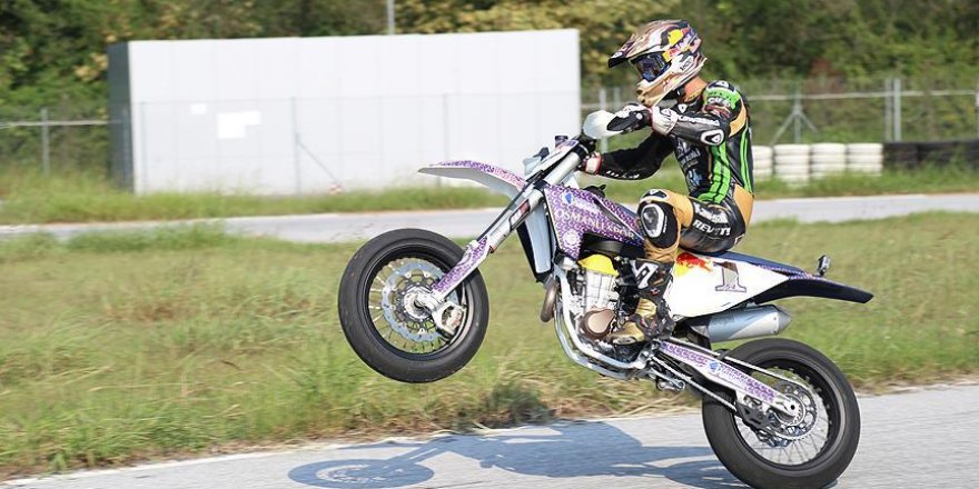 Kenan Sofuoğlu motosikletini ısıtıyor