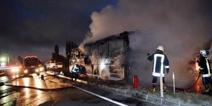 Seyir halindeki yolcu otobüsü yandı