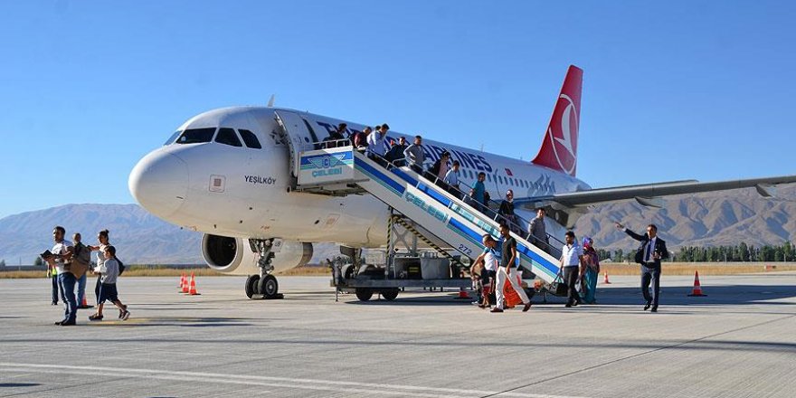 Yüksekova'da uçak seferlerinin başlaması sevinç yarattı