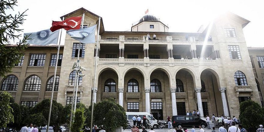 O üniversitenin eski dekanı tutuklandı!
