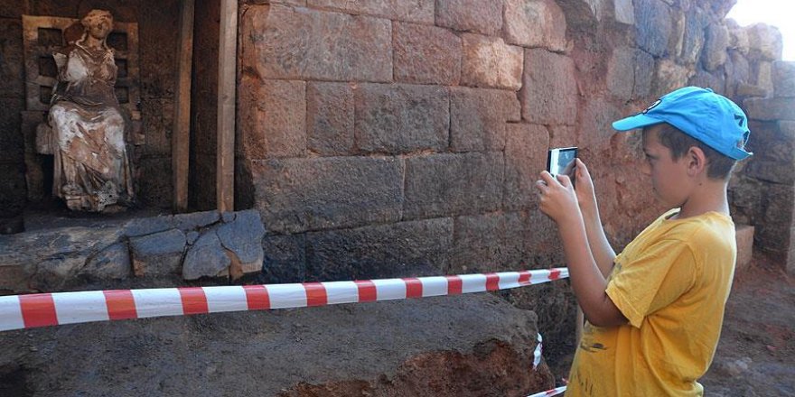 Ana tanrıça Kibele heykeline ziyaretçi ilgisi
