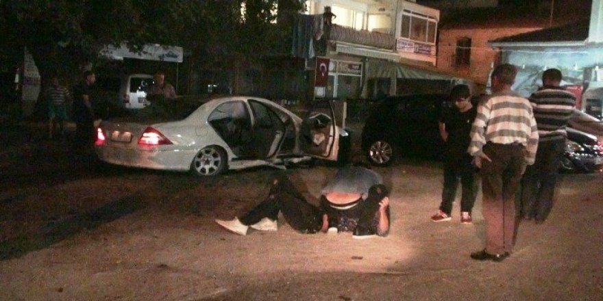 Lastiği patlayan araç ağaçlara çarptı: 4 yaralı