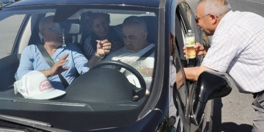 Sivas’ta polisten sürücülere ’şeker’ ikramı