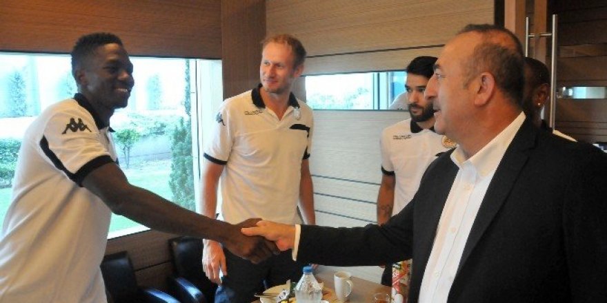 Bakan Çavuşoğlu, Alanyaspor’un kampını ziyaret etti