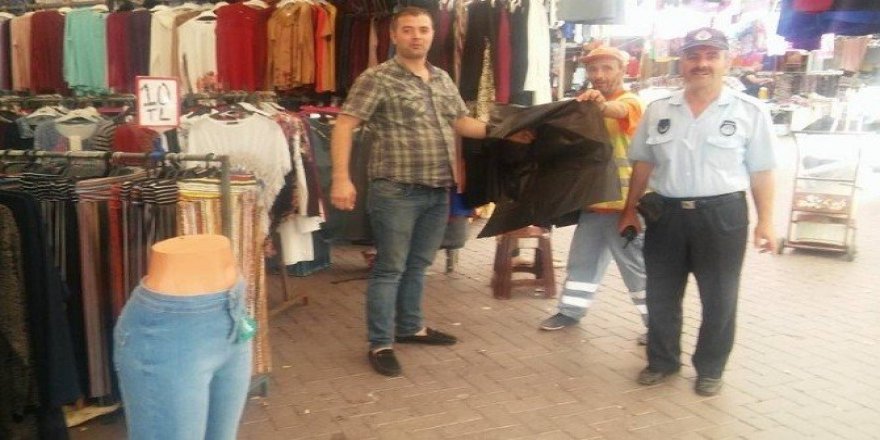 Pazarcılara çöp poşeti dağıtılıyor