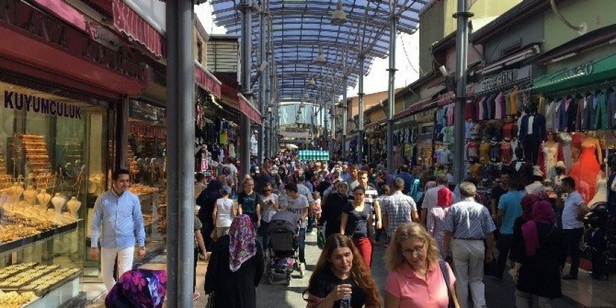 Bursalılar bayram alışverişi için çarşıya akın etti