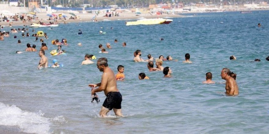 Tatilciler Antalya sahillerini doldurdu