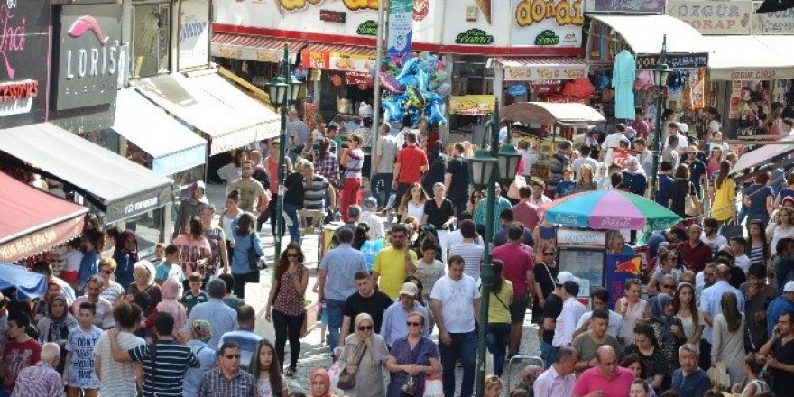 Çarşı ve pazarlarda hem bayram hem okul yoğunluğu