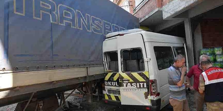 Tır park halindeki 10 araca çarptı: 9 yaralı