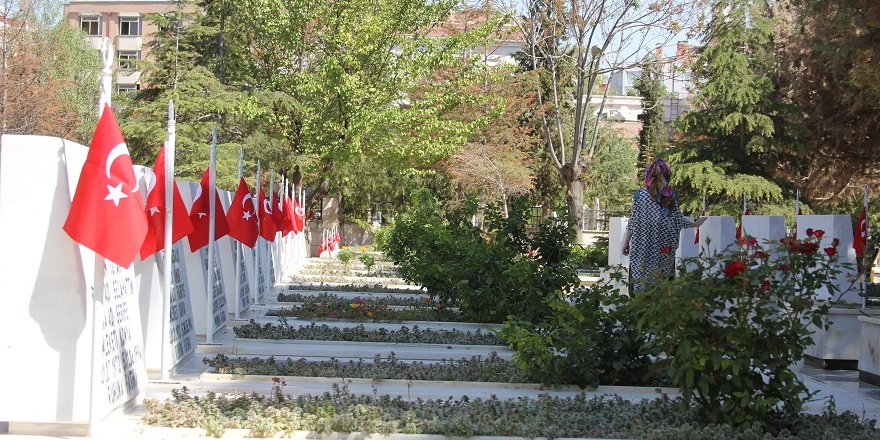 Konya'da şehitlik ziyareti