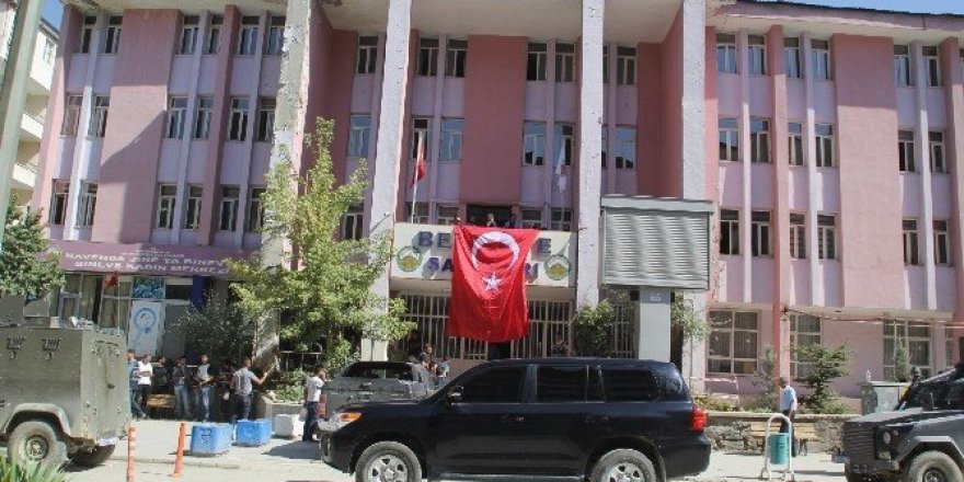Kayyum atanan Hakkari Belediyesi’ne Türk bayrağı asıldı