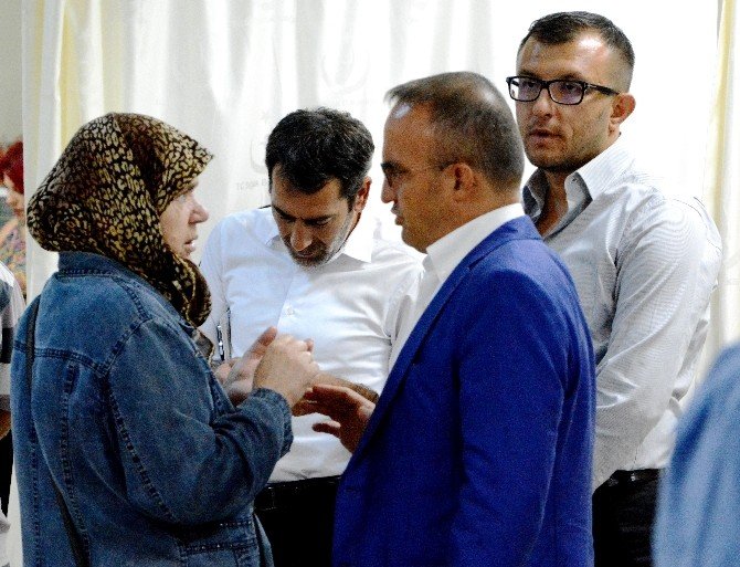 Turan, Acil Servis’te yatan hastaları ziyaret etti