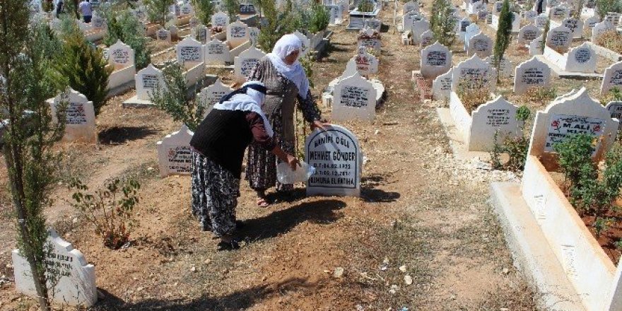 Binlerce vatandaş mezarlıklara akın etti