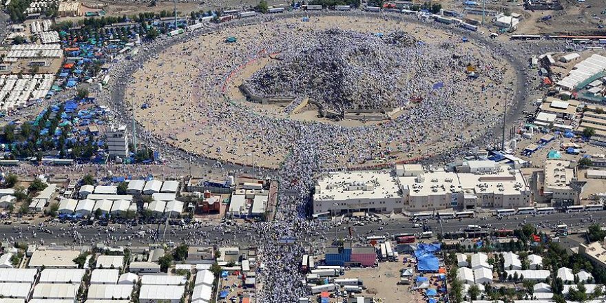 Milyonlarca hacı adayı Arafat Vakfesi'ni yaptı