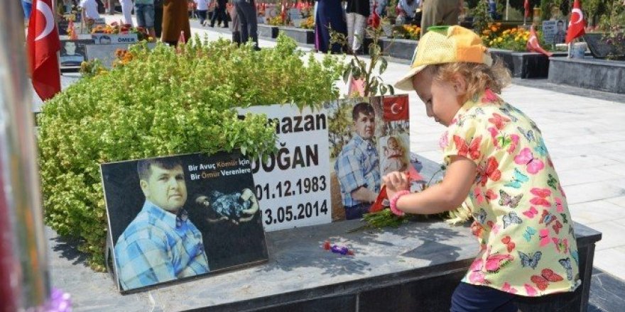 Soma’daki maden şehitliğinde duygulu anlar