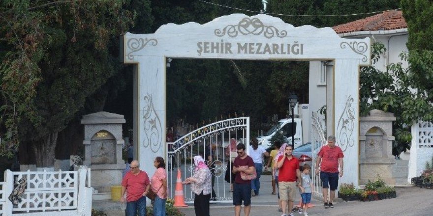 Sinop’ta arefe günü kabir ziyaretleri yapıldı