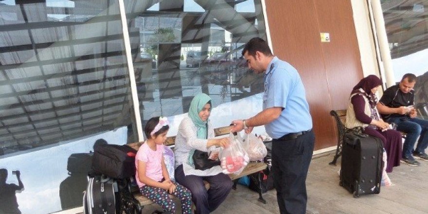 Bozüyük Belediyesi’nden şehirlerarası yolculara lokum ve gül suyu ikramı