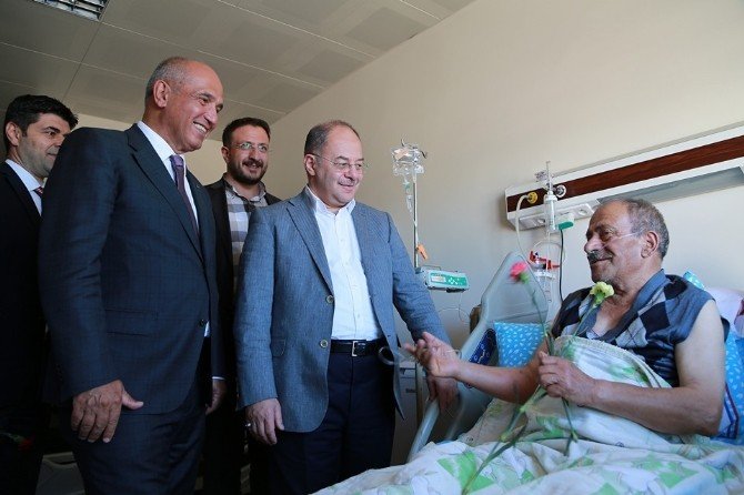 Bakan Akdağ’dan hastalara bayram ziyareti